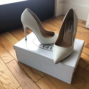 WHITE LEATHER STEVE MADDEN 3” HEEL